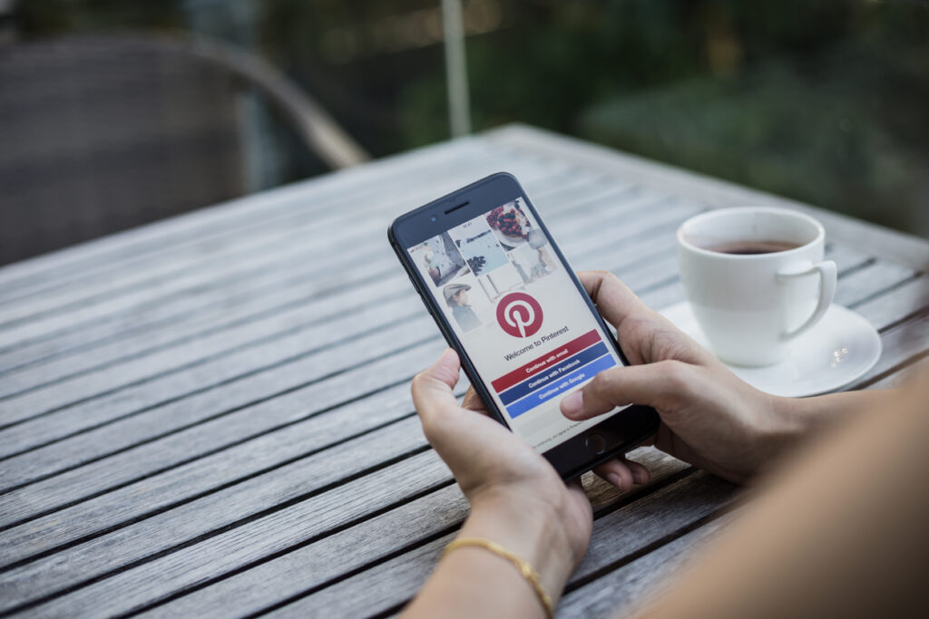 smartphone con app pinterest aperta