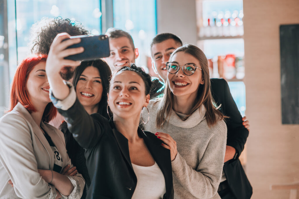 Gruppo di persone che si scatta un selfie