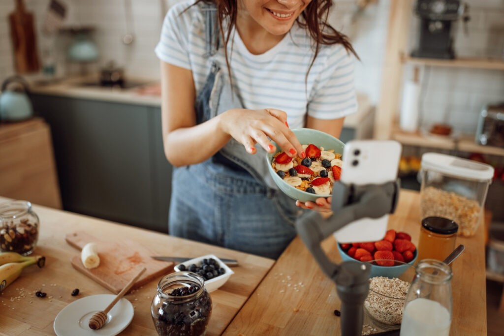 Food influencer che sta preparando