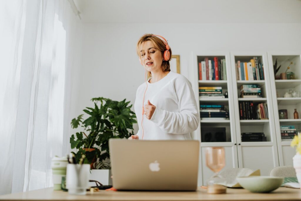 ragazza al computer con le cuffie